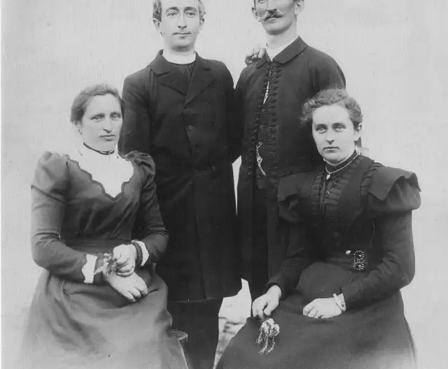Děkan Vaněk se sourozenci, bratr Antonín, sestry Rosalie
a Kateřina.