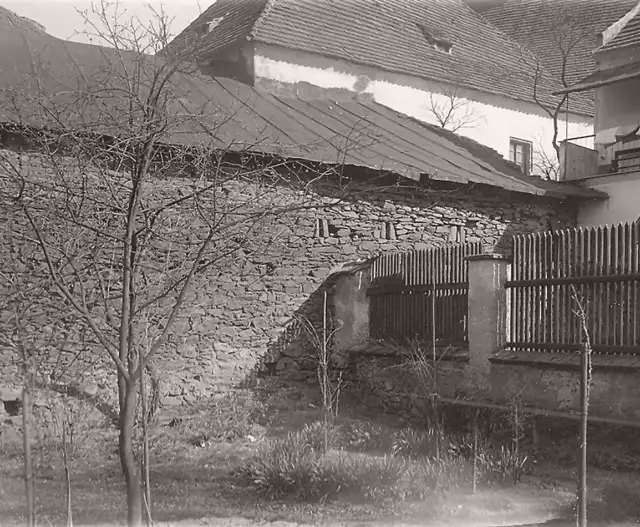 Ulice Solní - prostor před hradební zdí zastavěn roku 1925 ateliérem fotografa Šechtla. Fota ve složce: archiv Muzea Vysočina