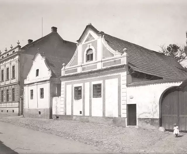 Ulice Hrnčířská - domek čp. 115, dům Antonie Hovorkové, manželky zvěrolékaře. Zbořen roku 1927 bez povolení, 
na jeho místě vystavěn patrový dům s garáží.