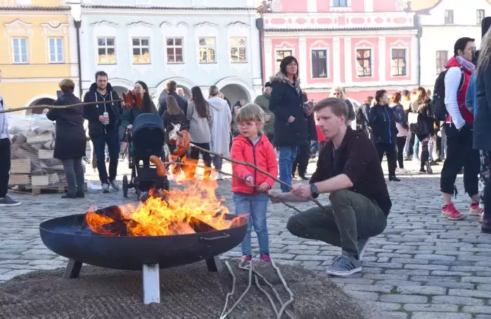 Pálení čarodějnic na Masarykově náměstí lákalo