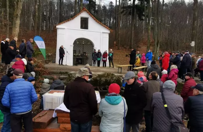 Opravené kapli požehnali duchovní při slavnostním obřadu