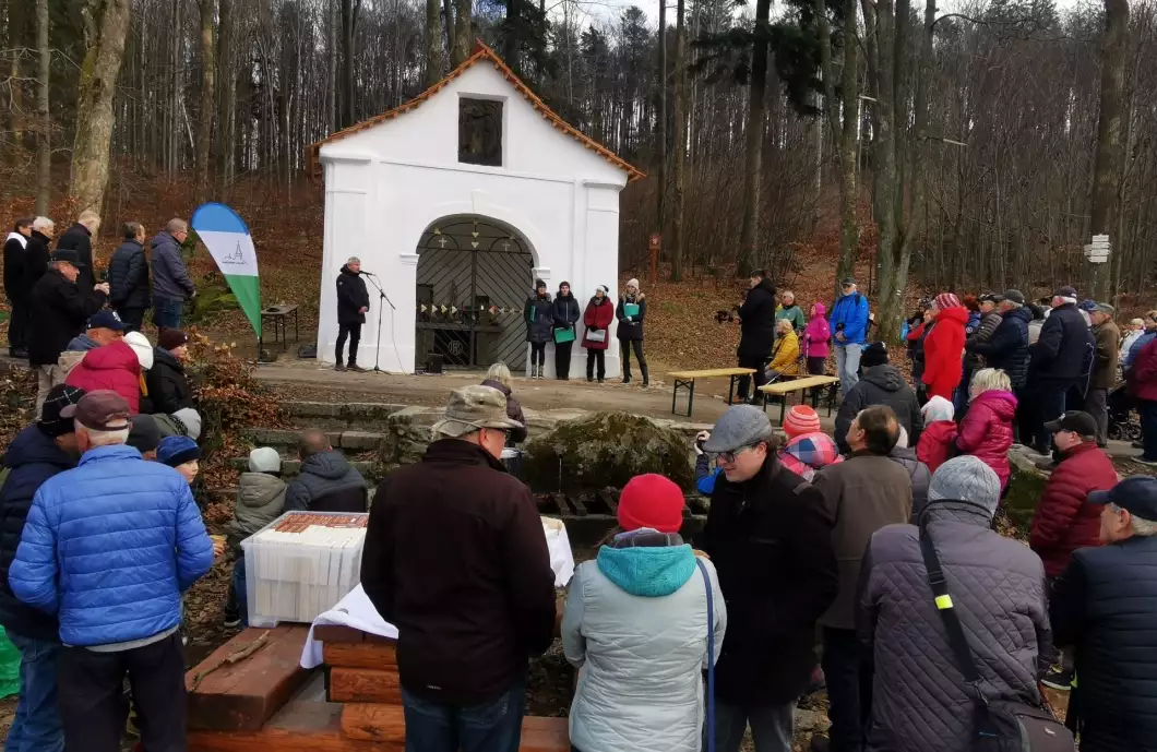 Opravené kapli požehnali duchovní při slavnostním obřadu