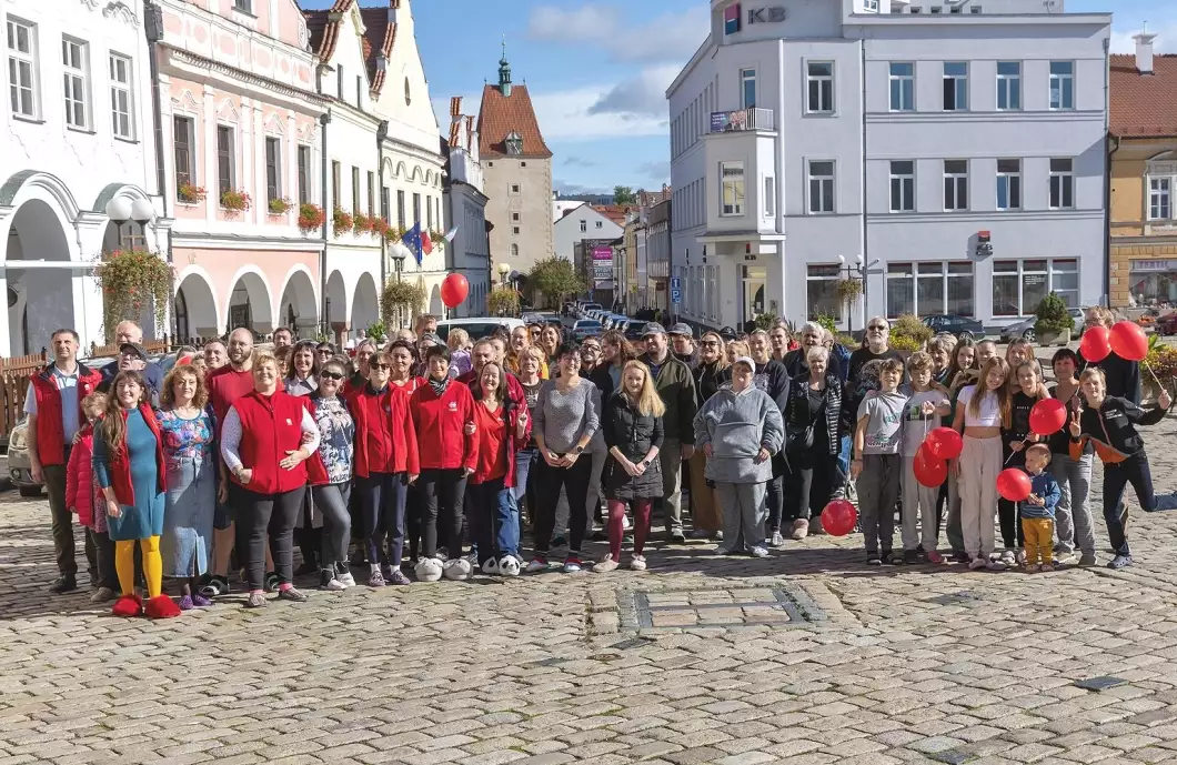 Téměř stovka lidí uposlechla papučovou výzvu 