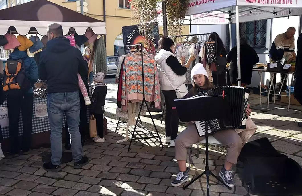 Hraní se líbí hlavně dětem, říká harmonikářka z MINI jarmarku