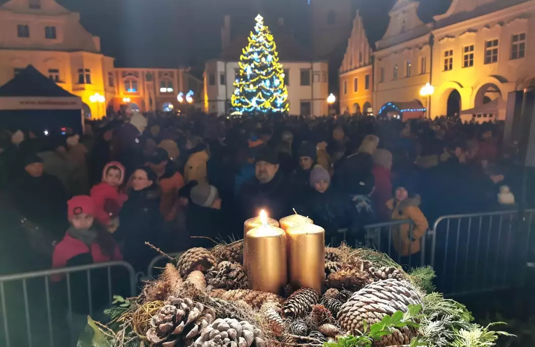 Na Masarykově náměstí už svítí ozdobený vánoční strom