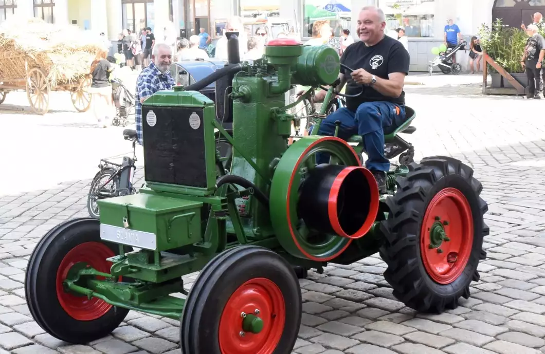 Pelhřimovem se projel i traktor z první republiky