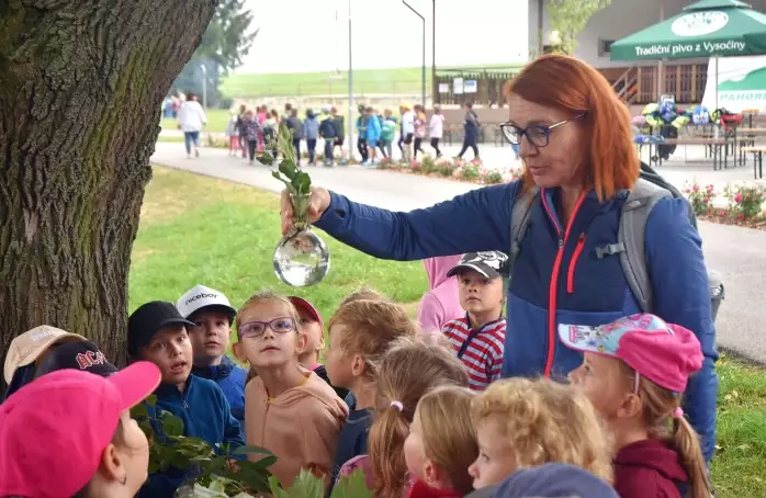 Akce pro prvňáčky učila poznávat přírodu v okolí rybníka Stráž