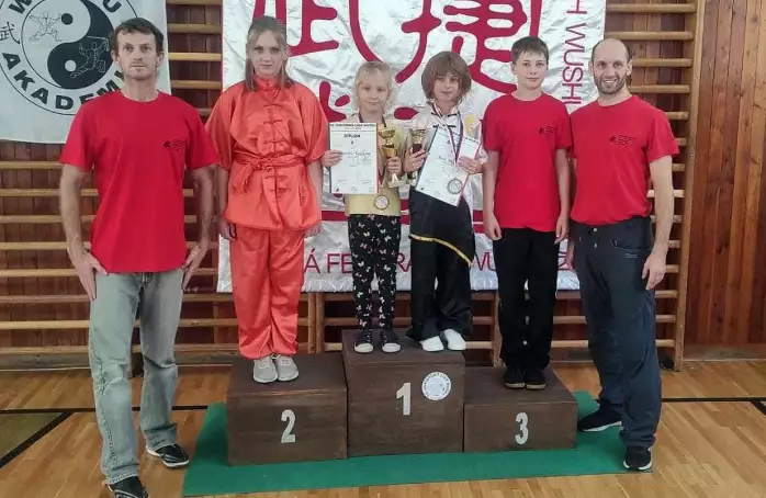 Dvě zlaté medaile z juniorské ligy ve wushu