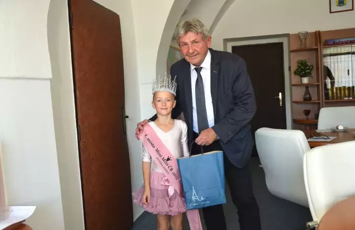 Pelhřimov má miss. Lauru Kaiseršot vítal na radnici starosta