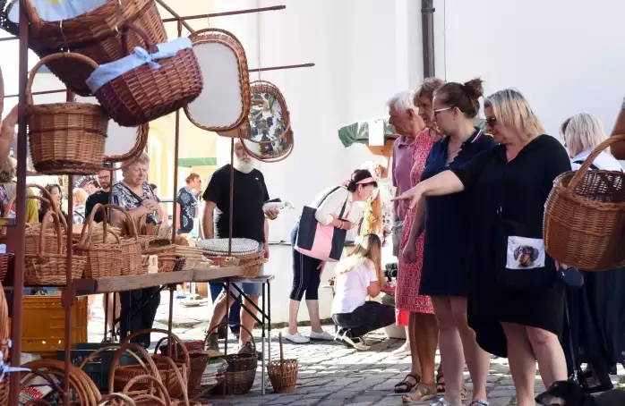 Uzeniny, medy, džemy a taky pstruzi. V sobotu se koná MINI jarmark