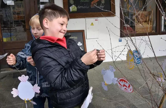 Děti při zdobení vajíčkovníků bojovaly s větrem