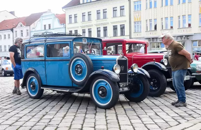 Historická vozidla startovala závod z Masarykova náměstí