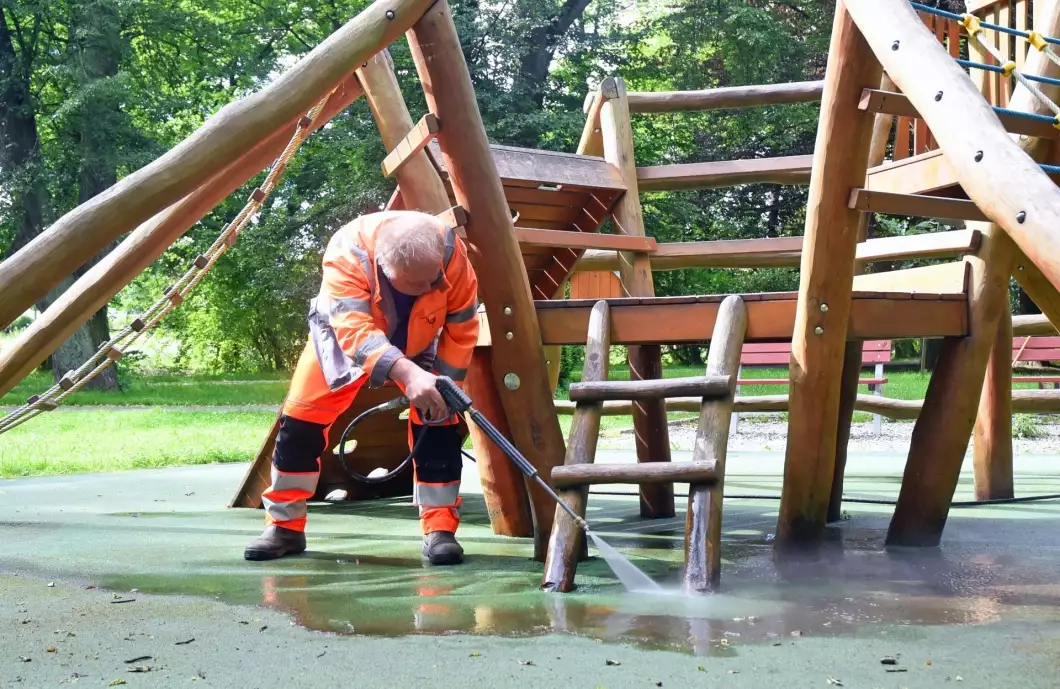 Dětská hřiště vyžadují údržbu, problémem je nepořádek