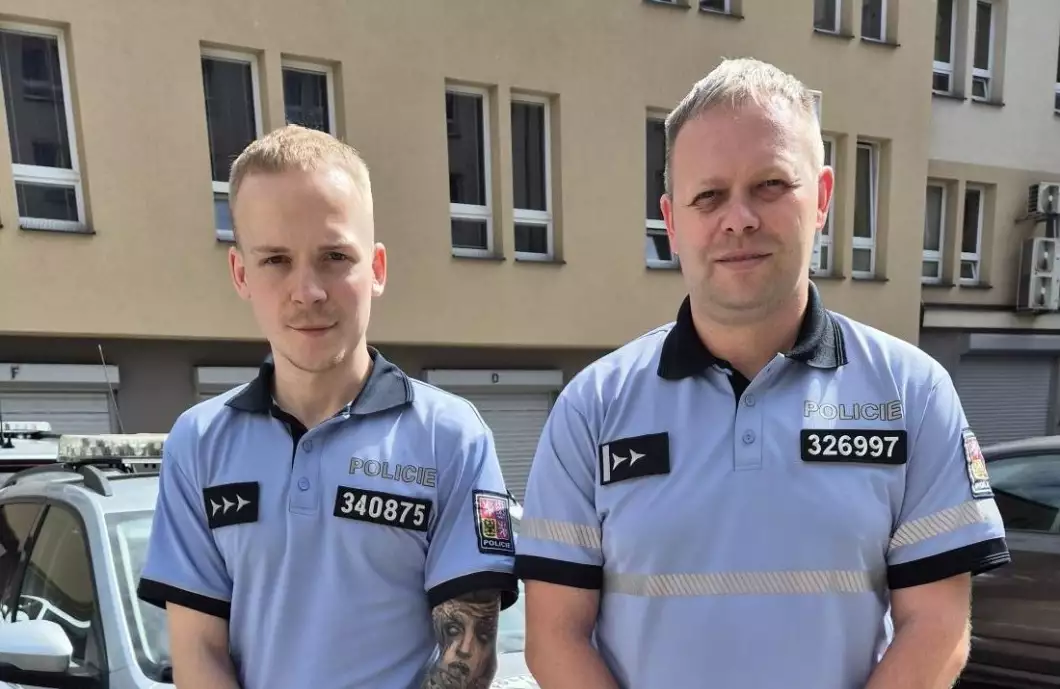 Policisté zachránili muže, který spadl do řeky