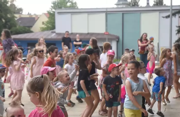 Na venkovní scéně KD Máj se v srpnu pobaví i děti