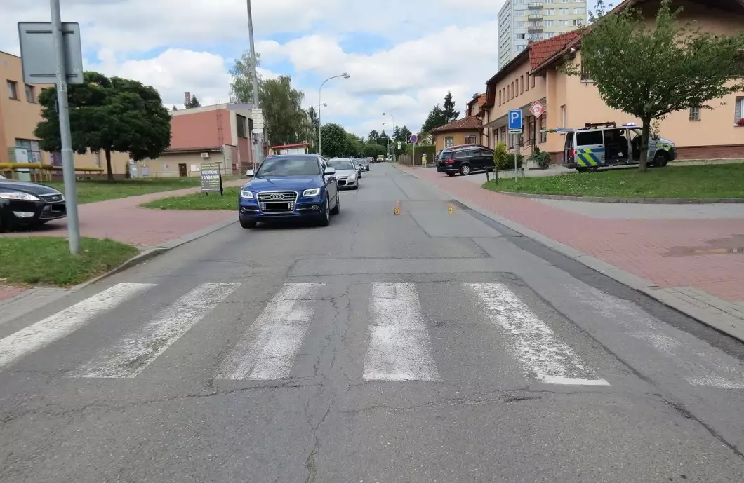 Auto zranilo chodkyni. Hledají se svědci nehody